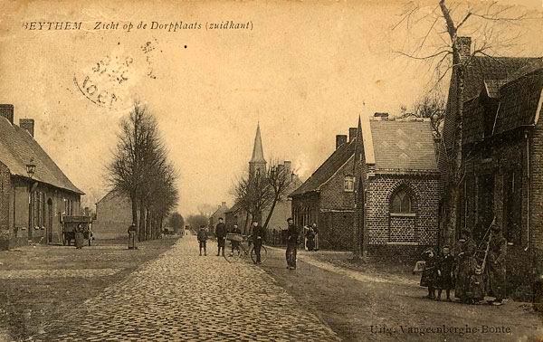 De Meensesteenweg richting Roeselare in Beitem. Rechts de vroegere Sinnesaels kapel (Bron: 19de-eeuwse postkaart van Vangeenberghe-Bonte)
