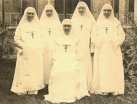 De eerste karavaan van 5 missiezusters in Basankusu in 1926