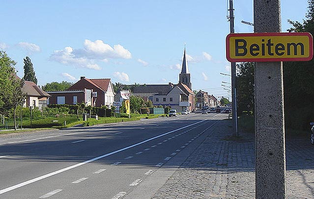 De dorpskom - platse - van Beitem langs de Meensesteenweg (Bron: Wikimedia/LimoWreck, 2007)