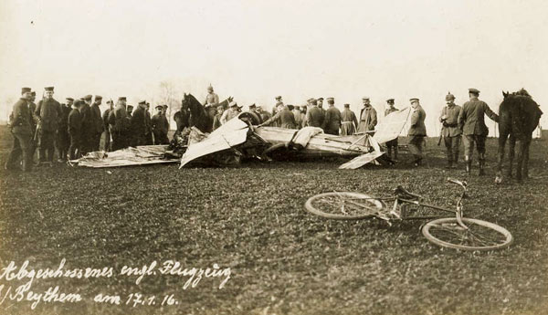 Wrak van een engels vliegtuig, door de Duitsers neergehaald boven Beitem op 17 januari 1917.