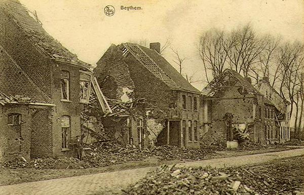 Vernielde huizen op Beitem pla(e)tse in 1918.