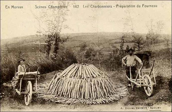 Het klaarmaken van de oven voor de bereiding van boshoutskool (Franse prentkaart, begin 20ste eeuw)