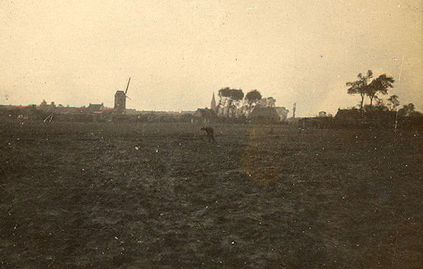 Zicht op Beitem in 1917, met de kerk en Sinnesael's molen op de achtergrond.