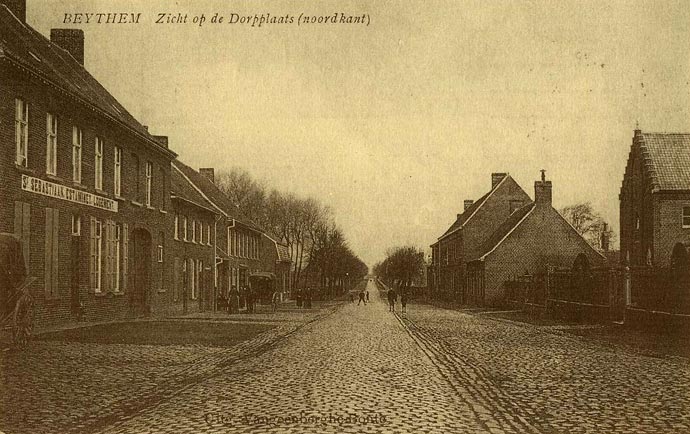 De Meensesteenweg op Beitem Plaetse, richting Roeselare, voor Wereldoorlog I (Bron: Prentkaart Vangheenberge-Bonte)