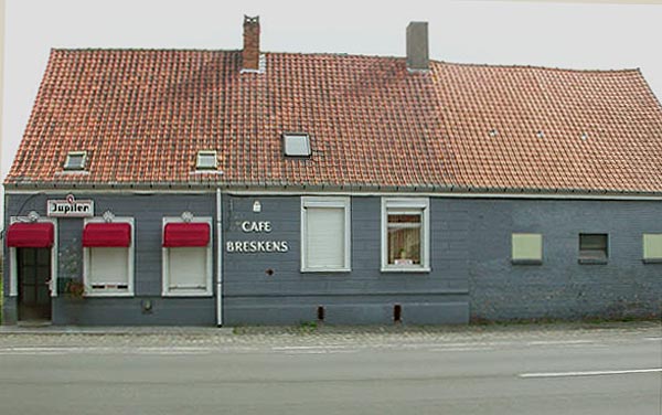 Café Breskens, ten zuiden van Torhout, ooit de Oostenrijkse barriereherberg Düsseldorf genoemd, naar de Duitse stad waar keurvorst Karl Theodor een zomerresidentie had (Bron: Inventaris Onroerend Erfgoed Vlaanderen).