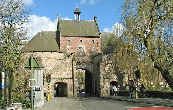 De Smedenpoort van Brugge, vanwaar in 1751 de kasseien werden gelegd voor de steenweg naar Menen.