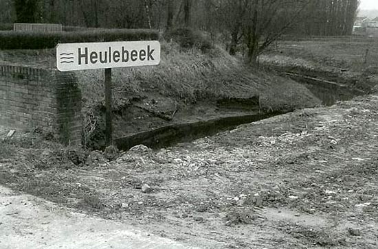 De brug van de steenweg over de Heulebeek