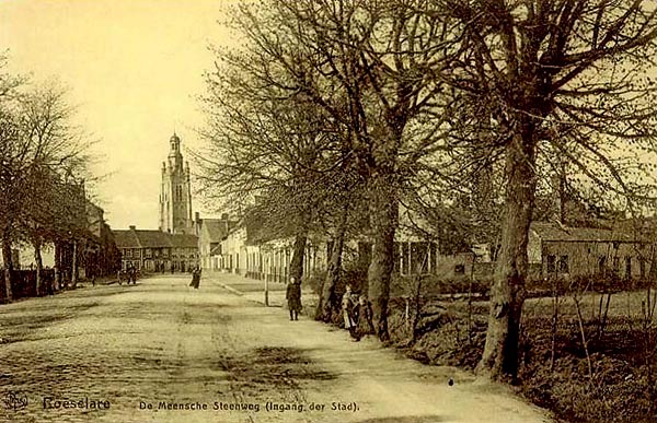 De Meensesteenweg eindigde aan de Kafhoek. Men moest rechts de Iepersestraat volgen naar de Zuidstraat om de Grote Markt van Roeselare te bereiken. Pas na WO I werd de steehnweg doorgetrokken tot aan de St.-Michielskerk (zichtbaar op de achtergrond). Postkaart van 1910.