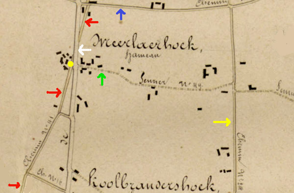 De plaats van De Meerlaan (gele stip) aan de kruising van Oude Heerweg (rode pijlen) en de Meensesteenweg (witte pijl), tegenover de Meerlaanstraat (groene pijl). Bovenaan de huidige Iepersestraat (blauwe pijl). Rechts de huidige Kortwagenstraat. Fragment van de Atlas der Buurtwegen, 1841.