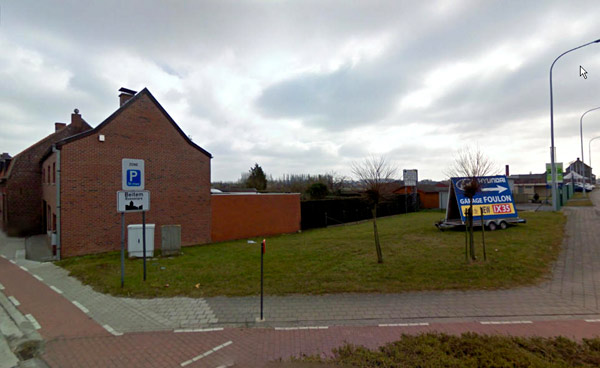 Hier, op de hoek van de Meensesteenweg en de Iepersestraat, stond tot 1980 het eerste schoolgebouw (Google Street View)