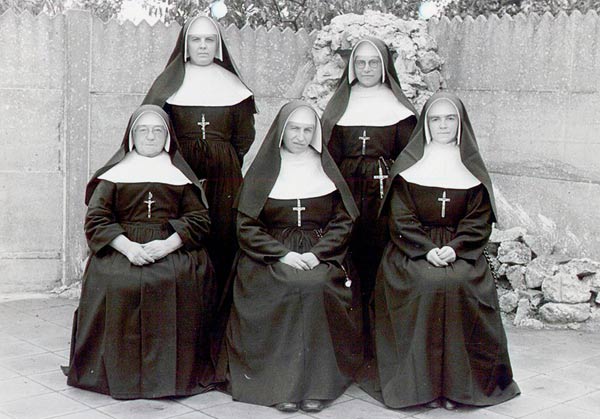 De Beitemse zusters bij de Lourdes-grot in het kloostertuintje.  (v.l.n.r.) Zittend: de zusters Liboria, ? , en Serafien. Staand: de zusters Cecilia en Juliana (Foto: Dirk Berghman)