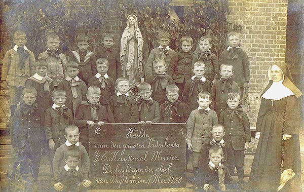 De schooljongens brengen in 1920 hulde aan kardinaal Mercier (Foto: Werner Peene).