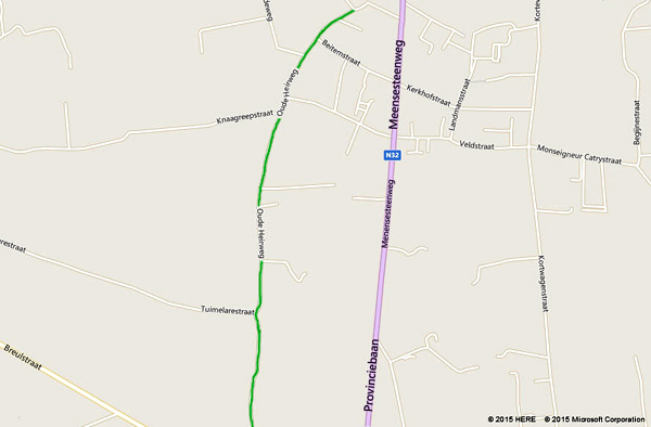Oude Heirweg (groen gekleurd) lopend van Beitem, over Moorslede naar de Schouthoek (Bron: Microsoft/Bing Maps).