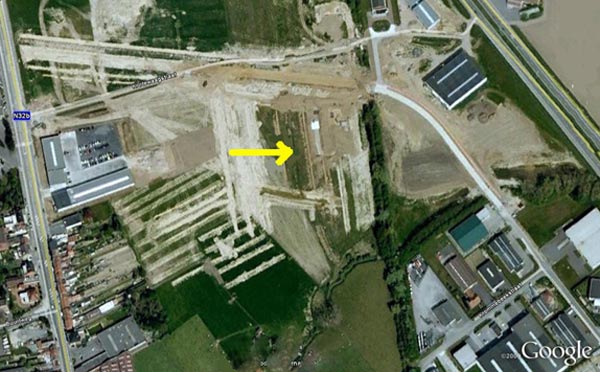 Het toekomstig industrieterrein ten noorden van Menen, waar resten zijn aangetroffen van een nederzetting én van een weg uit de Romeinse tijd (Google Satellite Maps).