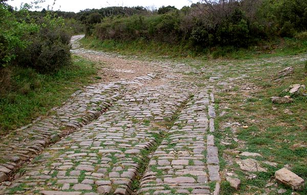 Bewaard gebleven stuk van de heerweg Via Domitia (met de goed zichtbare karresporen), in Ambrussum, bij het Zuid-Franse Villetelle (Bron: Wikimedia).