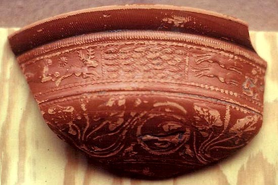 Stuk van een kommetje in luxe-aardewerk (terra sigillata) uit de Romeinse tijd, gevonden in het bedrijventerrein van de Roeselaarse haven (Bron: VOBoW).