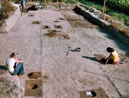 Archeologen legden aan de Zilverberg de resten bloot van  van een nederzetting uit de steentijd plus aardewerk uit de Gallo-Romeinse tijd (Bron: VOBoW).