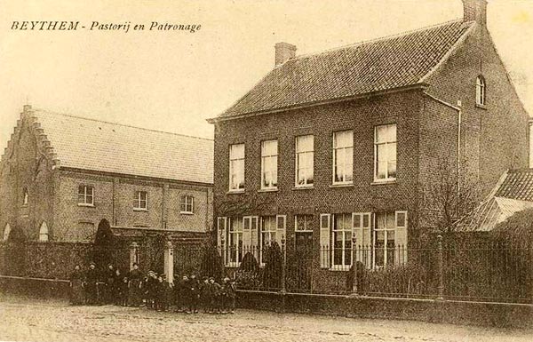 De eerste pastorie en patronage van de parochie Beitem  (Bron: postkaart Vangeenberghe-Bonte)