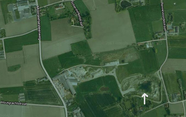 Het pijltje wijst de plaats aan van de opgravingen in de kleigroeve in Oekene (Google Satellite Map)