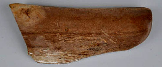 Een benen voorwerp dat door voorhistorische mensenhanden is vervaardigd, bewerkt en/of gebruikt (Bron: VOBoW).