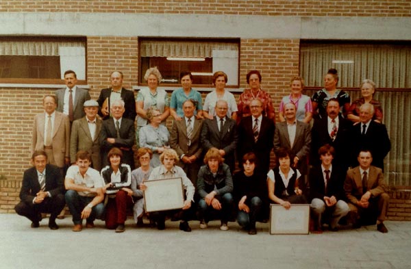 De groep vrijwilligers die de oude patronage ombouwde tot parochiezaal De Schakel. Foto 1981 (Bron: Palmyra Vandenbussche/Linda Wyffels).