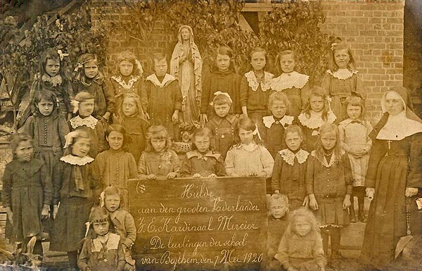 De schoolmeisjes brengen in 1920 hulde aan kardinaal Mercier (Foto: Linda Wyffels).