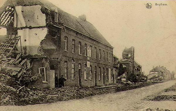 Het klooster en de school in puin na Wereldoorlog I (1914-1918) 