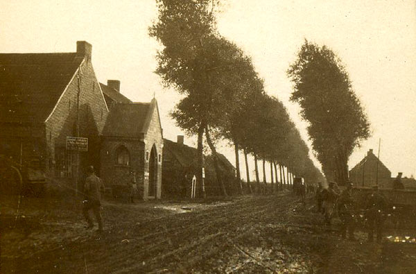 De Meensesteenweg, met links Sinnesaels kapel, tijdens Wereldoorlog I.