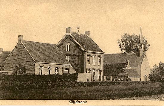 Het eerste bijhuis, gesticht in 1856 te Slypskapelle, met school (links) en klooster (midden).<br>(foto: Wilfried Deraeve, Oostnieuwkerke).