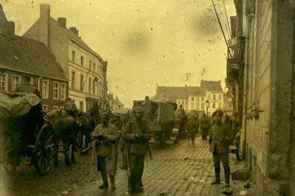Duitse soldaten in Roeselare in oktober 1914 (Foto: Johan Delbecke).