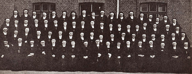 Groepsfoto van alle zusters van Rumbeke, n.a.v. het 200-jarig bestaan van de Congregatie.