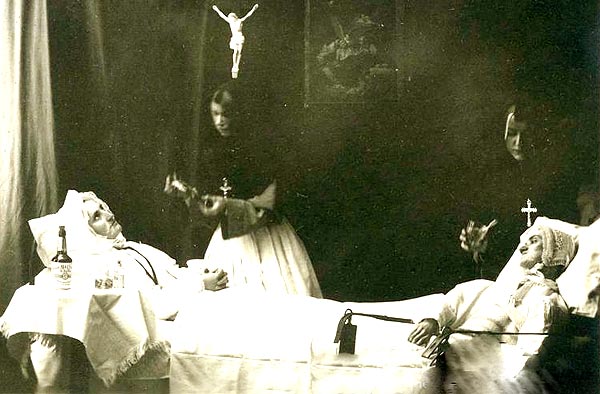 Zusters verzorgen bedlegerige bejaarden. Foto 19de eeuw.